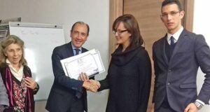 I GIOVANI SOCI DEL CLUB UNESCO DI ENNA CONSEGNANO UN RICONOSCIMENTO AL PRESIDENTE