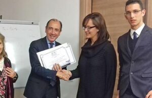 I GIOVANI SOCI DEL CLUB UNESCO DI ENNA CONSEGNANO UN RICONOSCIMENTO AL PRESIDENTE