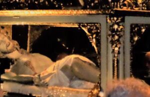 LA TOCCANTE PROCESSIONE DEL VENERDÌ SANTO E LA VIBRANTE VEGLIA PASQUALE IN CHIESA venerdì