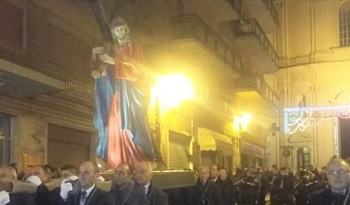 GIOVEDÌ SANTO TRA MESSA «IN CENA DOMINI», «VIAGGIU DI LI BURGISI» E GESÙ PORTATO A SPALLA AL CALVARIO cena