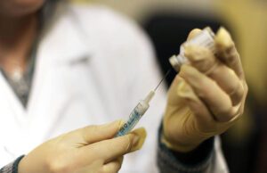A CALTANISSETTA NEGATO VACCINO A INVALIDA AL 100% E PORTATRICE DI HANDICAP siringa vaccino covid negato