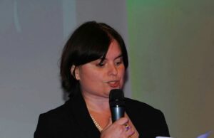 MICHELA ZANARELLA: “LA POESIA? SPERO CONTINUI A FARE DA PONTE TRA LE CULTURE E I POPOLI” Michela Zanarella