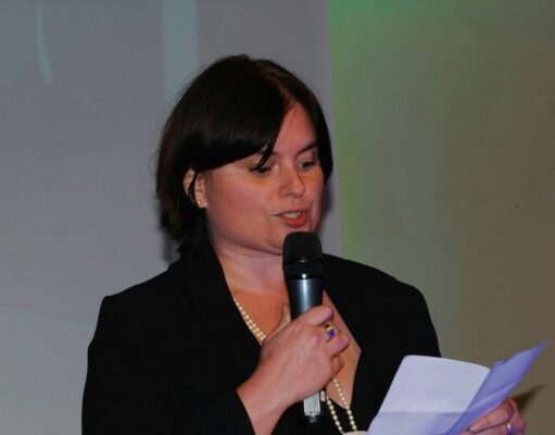 MICHELA ZANARELLA: “LA POESIA? SPERO CONTINUI A FARE DA PONTE TRA LE CULTURE E I POPOLI” Michela Zanarella