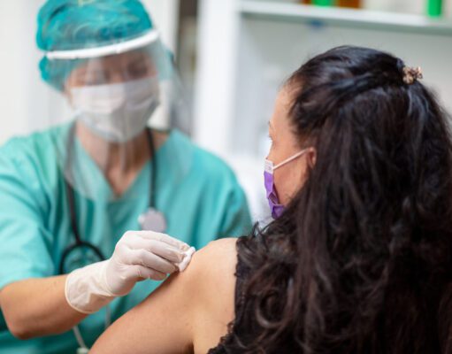 VACCINI, DA OGGI SENZA PRENOTAZIONE PER I MATURANDI. AI NASTRI DI PARTENZA IL CERTIFICATO VERDE centoventimila