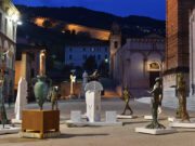 PIETRASANTA, SI PRESENTA IL CATALOGO “LA PIAZZA IN ATTESA” CHE HA SFIDATO LA PANDEMIA pietrasanta
