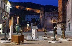 PIETRASANTA, SI PRESENTA IL CATALOGO “LA PIAZZA IN ATTESA” CHE HA SFIDATO LA PANDEMIA pietrasanta