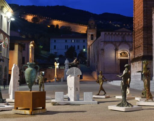 PIETRASANTA, SI PRESENTA IL CATALOGO “LA PIAZZA IN ATTESA” CHE HA SFIDATO LA PANDEMIA pietrasanta