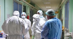 ANCORA PAZIENTI POSITIVI AL COVID-19: OGGI 432 NUOVI CASI E UN DECESSO A GELA Un decesso a Riesi