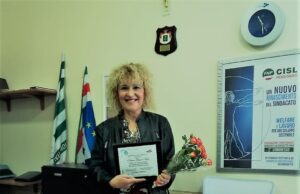 UNA TARGA AD ANNA LICIA NARO CHE OPERA TRA SERRADIFALCO E SAN CATALDO una targa ad Anna Licia Naro