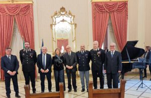 TRAPANI, LA PREFETTA COCUZZA CONSEGNA L’ONORIFICENZA AL MERITO ALLO SCRITTORE ATTILIO L. VINCI cocuzza