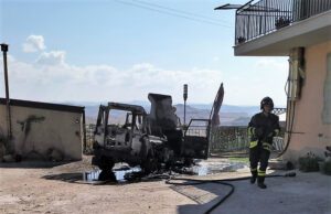 A SOMMATINO AUTO IN FIAMME: INTERVIENE UNA PATTUGLIA DELLE GUARDIE WWF sommatino