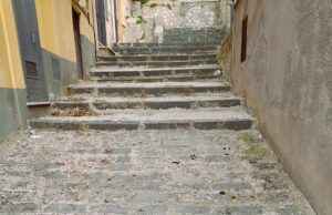 SERRADIFALCO, I RESIDENTI DI VIA MILAZZO: DENUNCEREMO, BASTA CACCA DEI CANI IN STRADA via milazzo