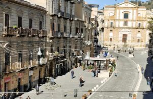SI RIAPRE AL TRAFFICO CORSO UMBERTO DI CALTANISSETTA DOPO 9 ANNI Corso Umberto
