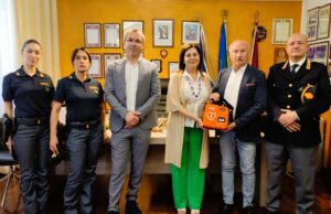 L’AVIS DI CALTANISSETTA DONA UN DEFIBRILLATORE ALLA QUESTURA defibrillatore