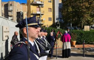 A CALTANISSETTA UNA CORONA PER RICORDARE I CADUTI DELLA POLIZIA DI STATO polizia