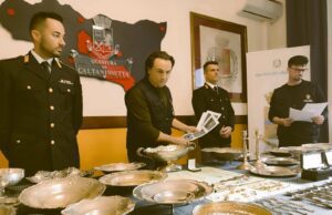 CALTANISSETTA, “TRUFFA DEL MARESCIALLO”: POLIZIA RESTITUISCE REFURTIVA ALLA VITTIMA maresciallo