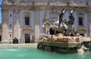CALTANISSETTA, PULIZIA DELLA FONTANA DEL TRITONE DOPO LA SEGNALAZIONE DI ITALIA NOSTRA Fontana