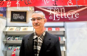 ALBERTO RAFFAELLI E IL SUO ALBERO DI NATALE DI LIBRI: UN OMAGGIO ALLA CULTURA Alberto Raffaelli