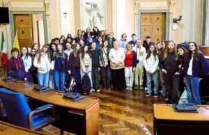 CALTANISSETTA, STUDENTI DEL PROGETTO ERASMUS IN VISITA AL COMUNE E AL TEATRO MARGHERITA studenti