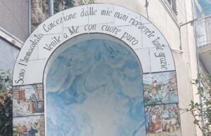SERRADIFALCO, DANNEGGIATA LA STATUA DELLA MADONNINA: PADRE SALVATORE VA DAI CARABINIERI madonnina